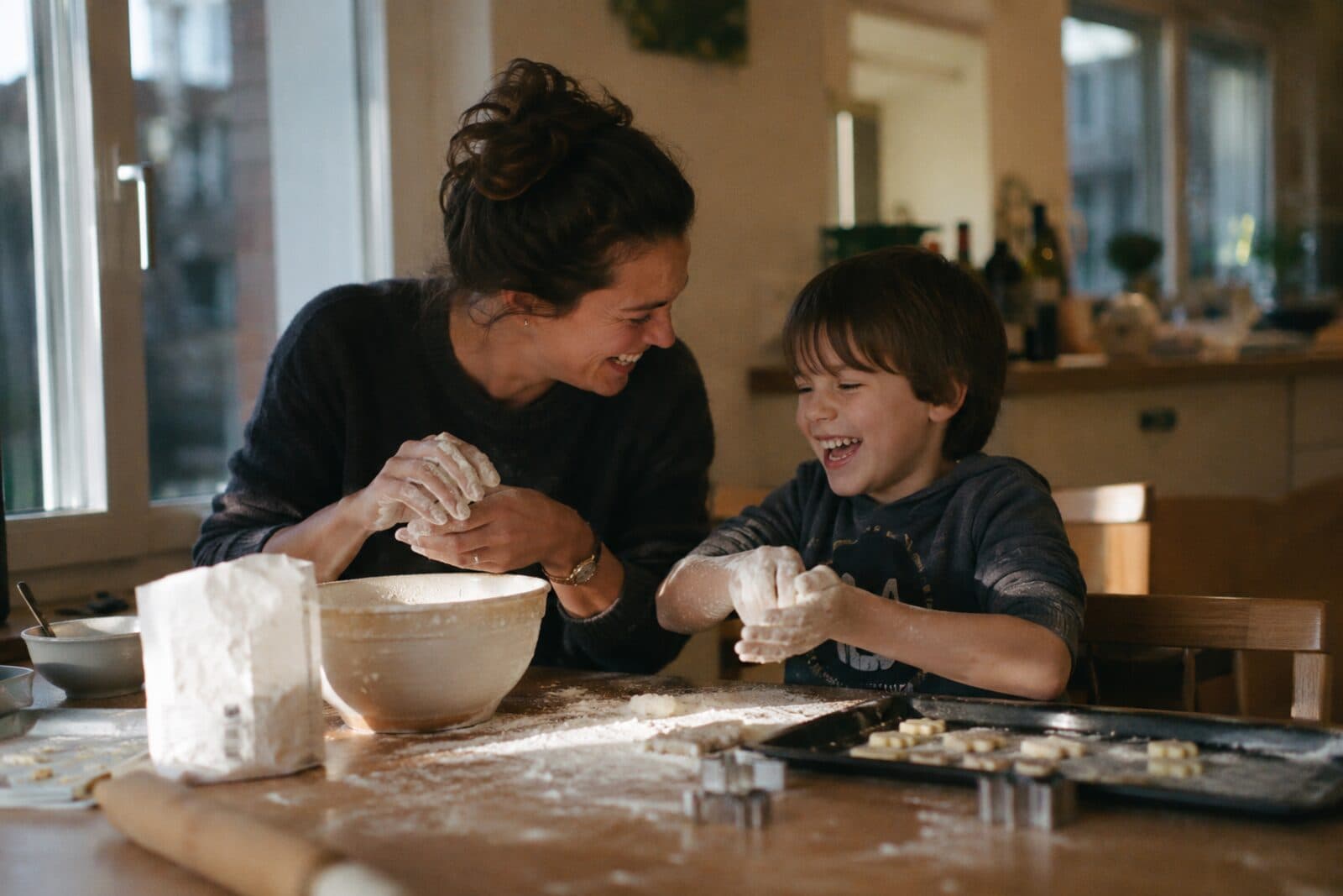 Eine Mutter und ihr Sohn backen zusammen in der Küche